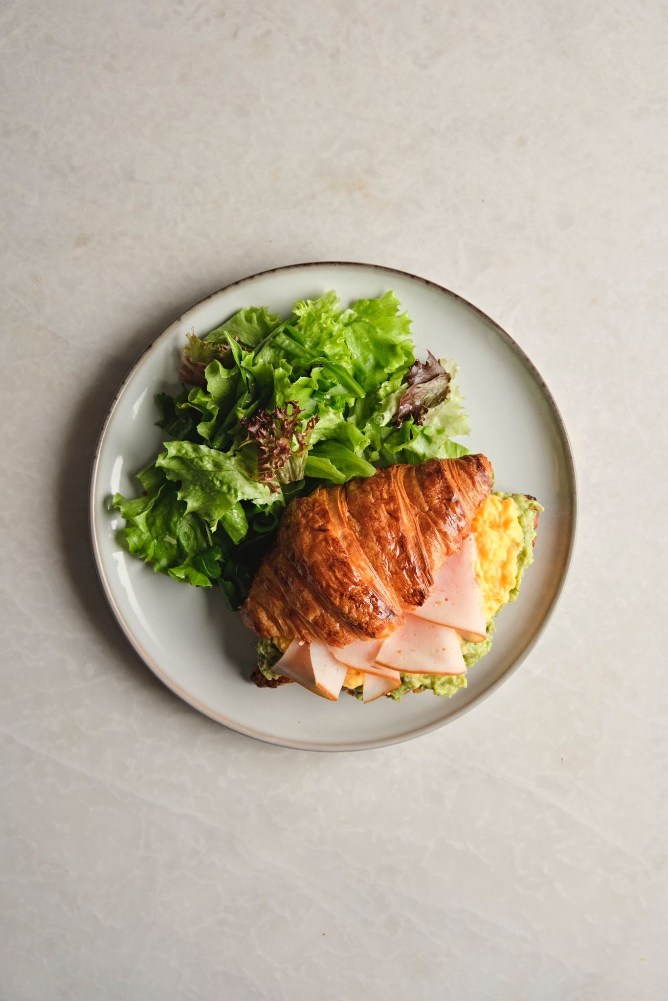 <b>croissant w/ turkey ham</b><br>avocado paste, scrambled egg, turkey ham, cheddar | (505 gr.) 730 kcal