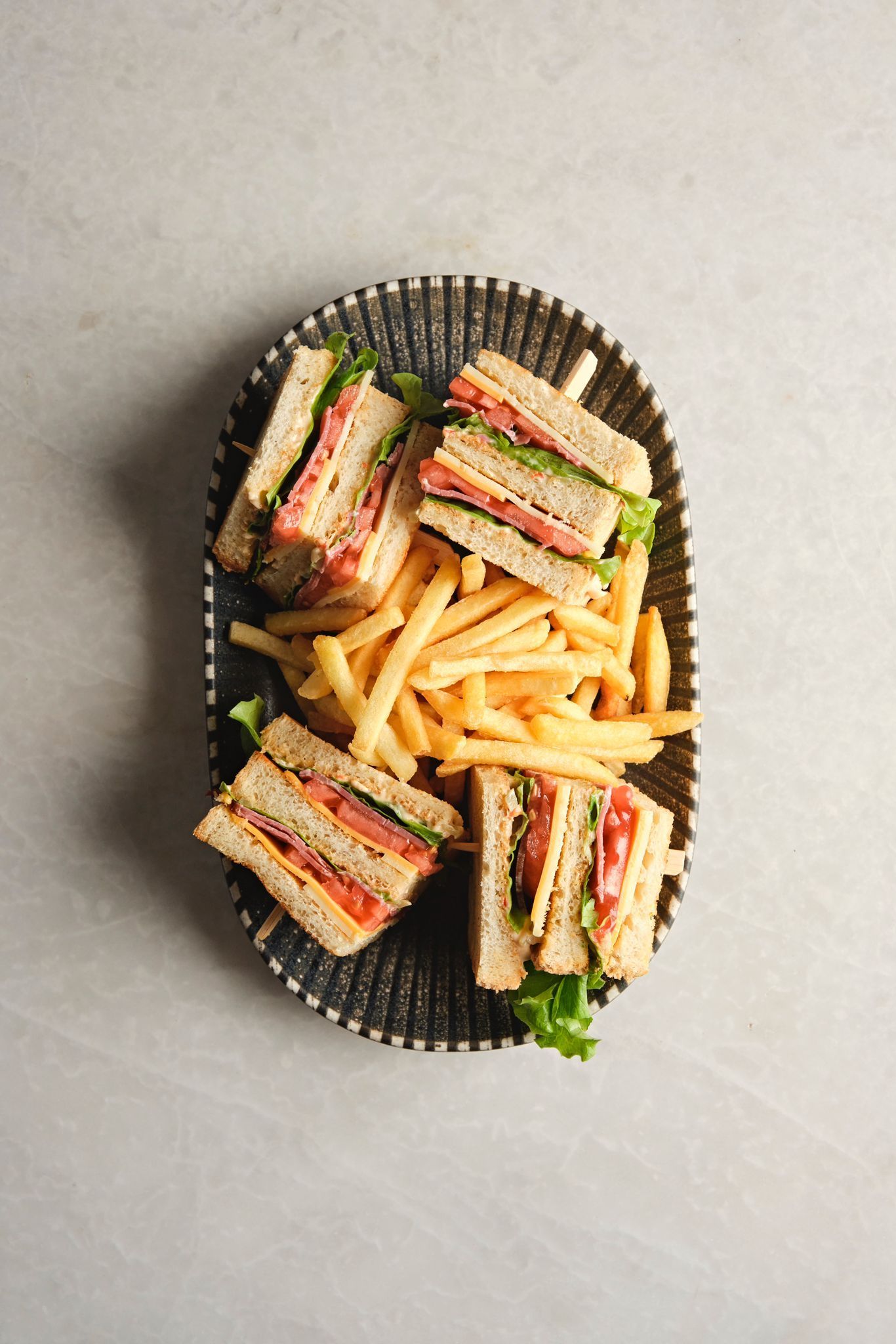 <b>club sandwich</b><br>smoked beef, grilled cheese, cheddar tomato, lettuce, with french fries | (550 gr.)