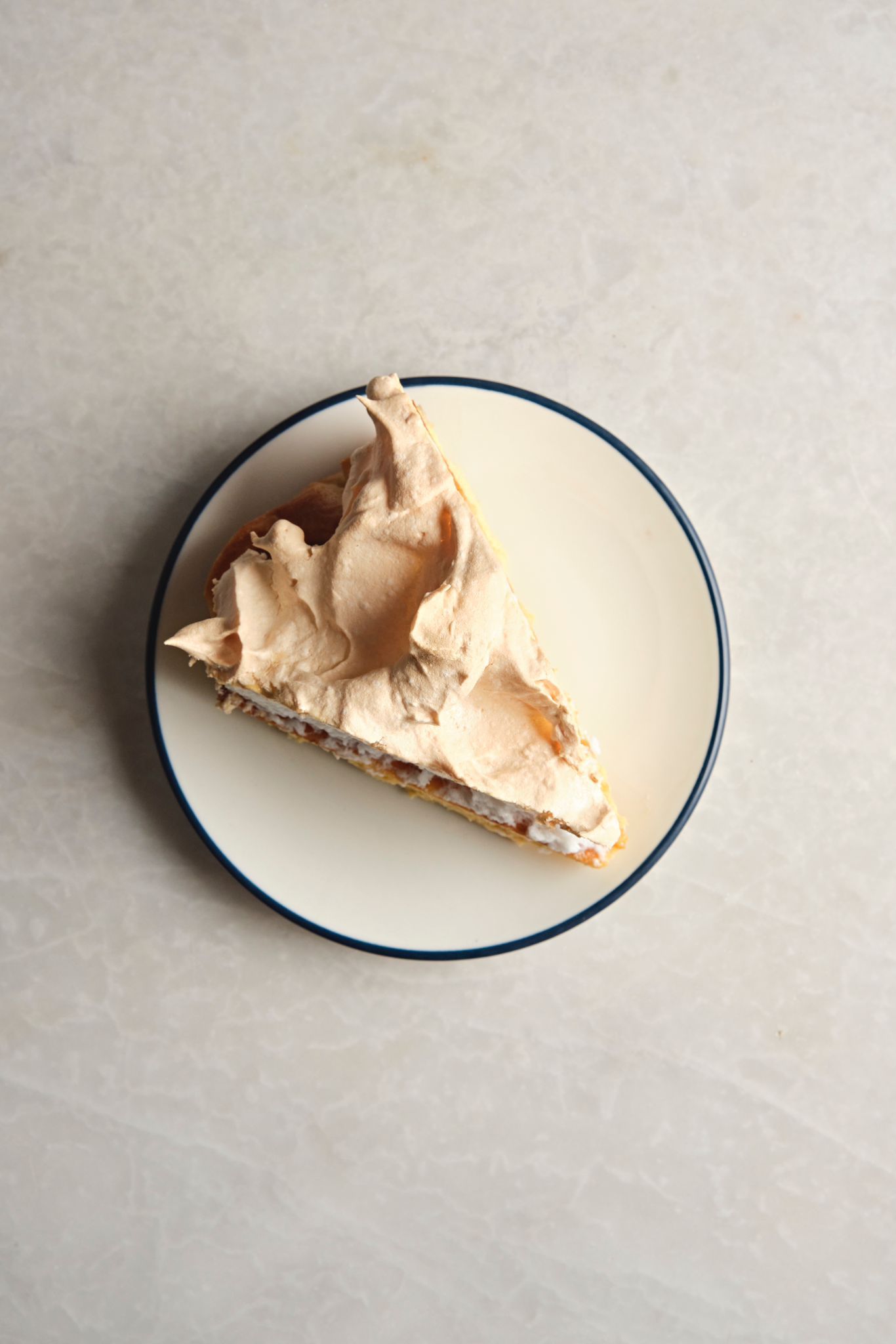 <b>meringue tart w/ lemon</b><br>(380 gr.) 480 kcal