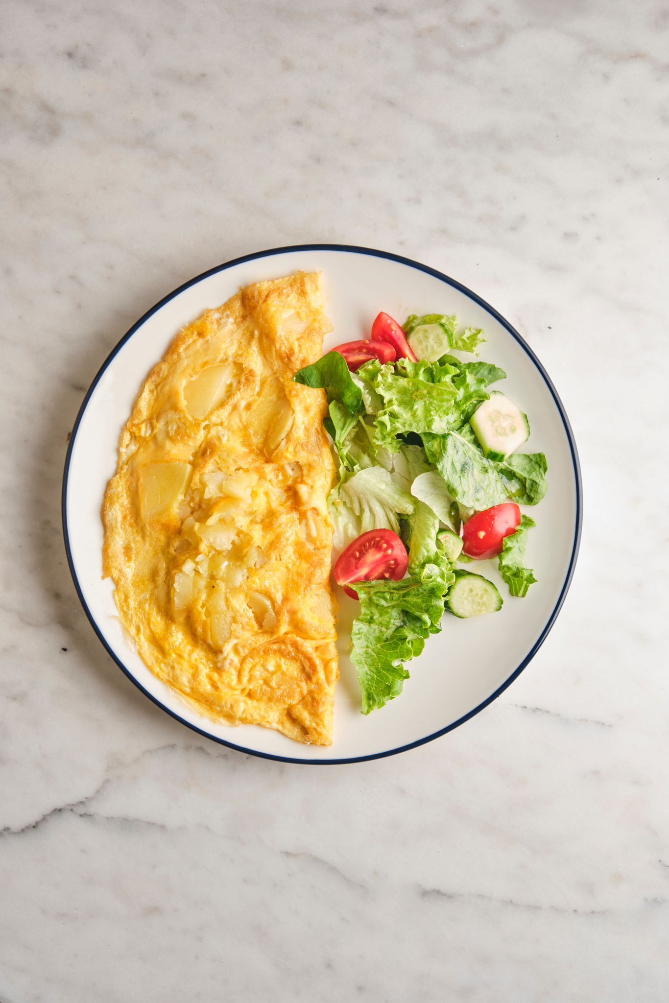 <b>potato omelette</b><br>Kaşar peyniri, mevsim salatası (400 gr.) (730 kcal)