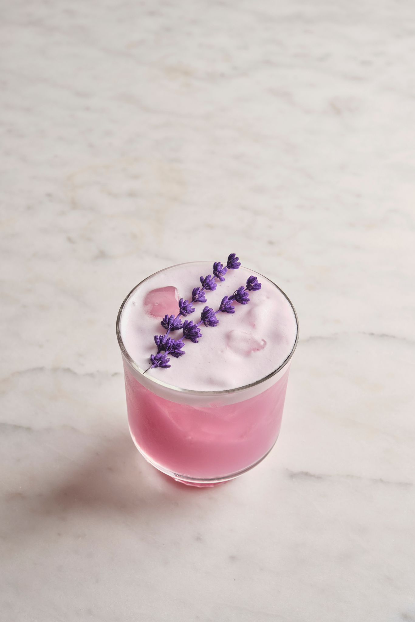 <b>Purple Moon</b><br>gordon's, damla sakızı likörü, butterfly tea, mango, citrus blend<br>250 kcal