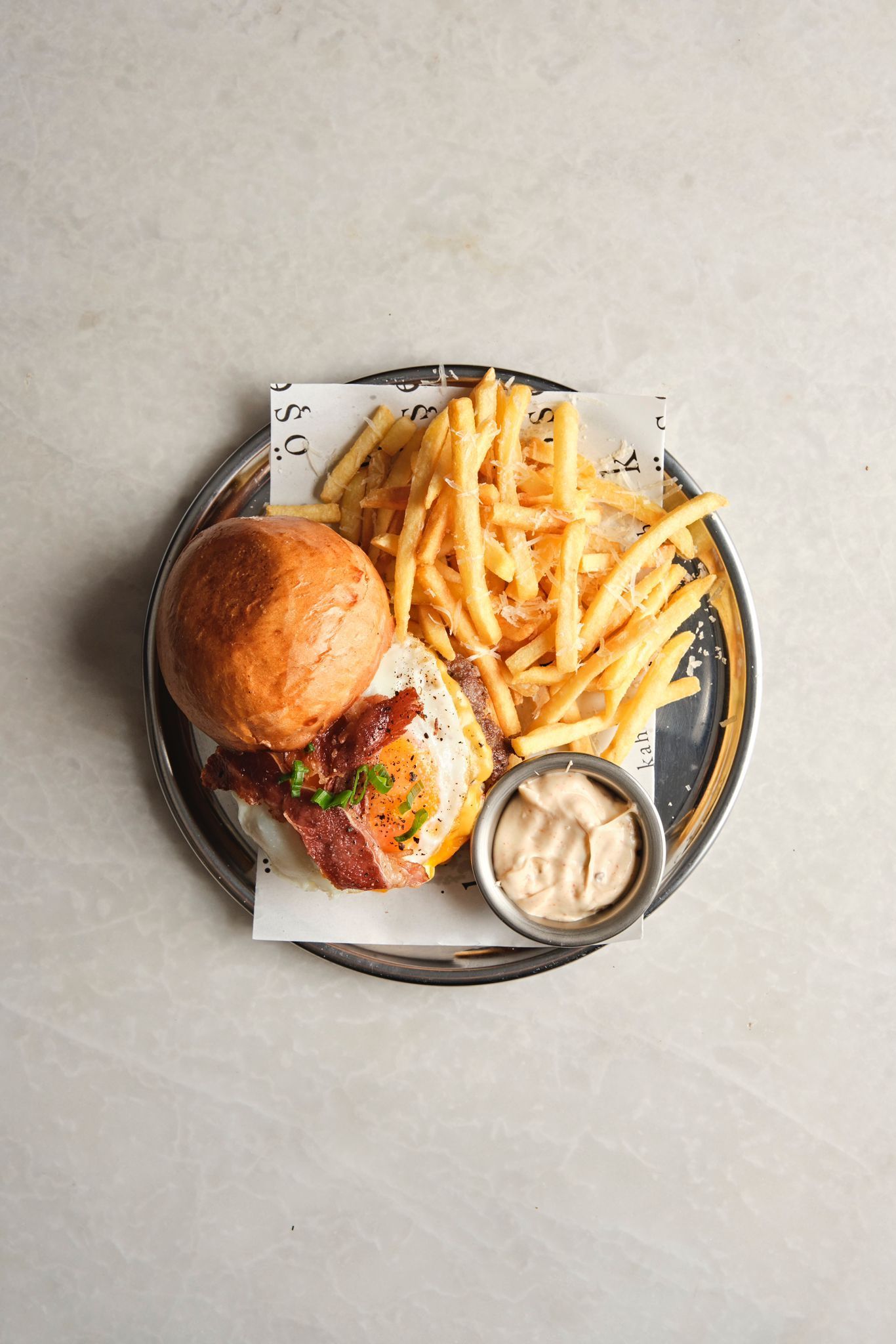 <b>sabah burgeri</b><br>burger köftesi, cheddar, göz yumurta (475 gr.)<br>1050 kcal