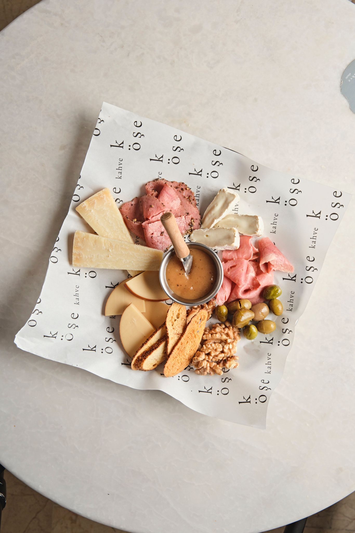 <b>charcuterie board</b><br>imported and local cheese, smoked beef, nuts and fresh fruits | (480 gr.)<br>1300 kcal