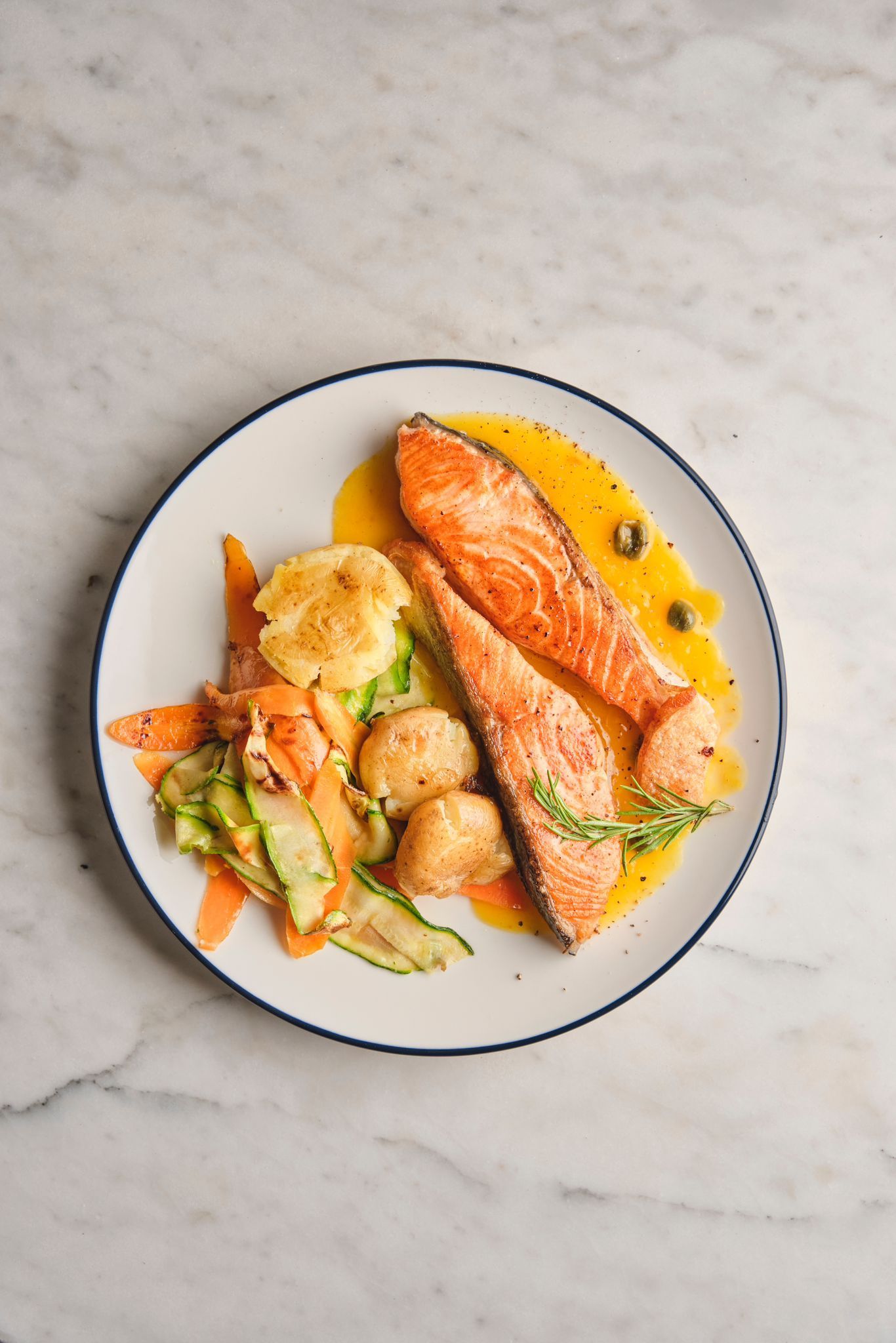 <b>grilled salmon w/ orange sauce</b><br>with saute vegetables | (250 gr.)<br>640 kcal