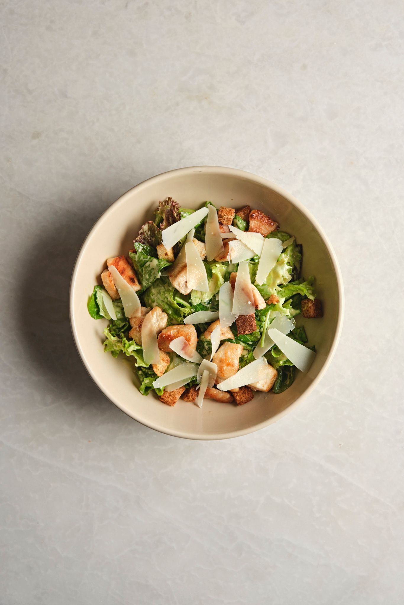 <b>caesars salad w/ chicken</b><br>lettuce, grilled chicken, parmesan, crouton | (410 gr.)<br>690 kcal