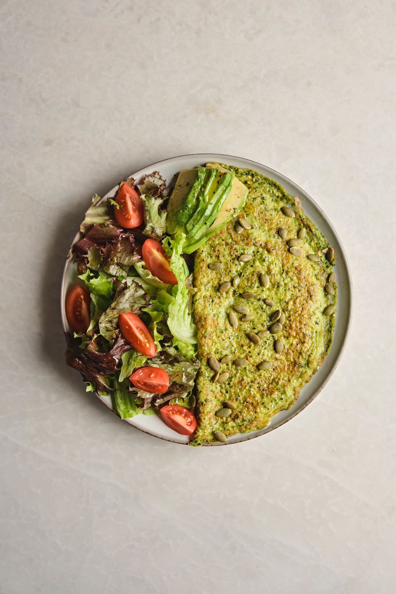 <b>green omelette</b><br>spinach, chard, parsley, Bergama cheese, avocado, oats (390 gr.) (580 kcal)
