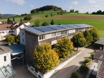 Auf dem Bild sieht man den grossen Neubau des Opalinus am Ortsrand von Gelterkinden.