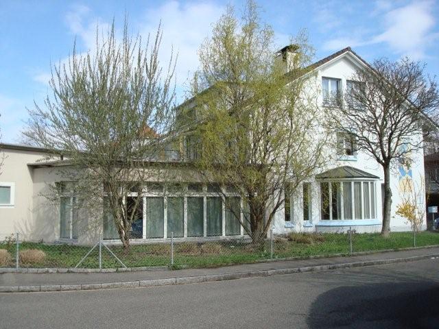 Man sieht das Dr. Augustin Haus. ein weisses, helles Gebäude.