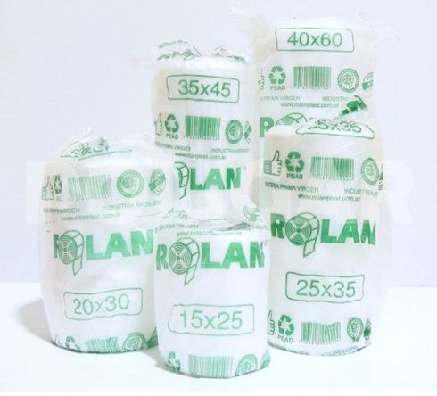 Bolsas de papel marrón y bolsas de plástico transparente con asas colocadas en un estante de una tienda.