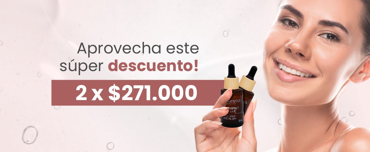 Una mujer sostiene una botella de suero frente a su cara.