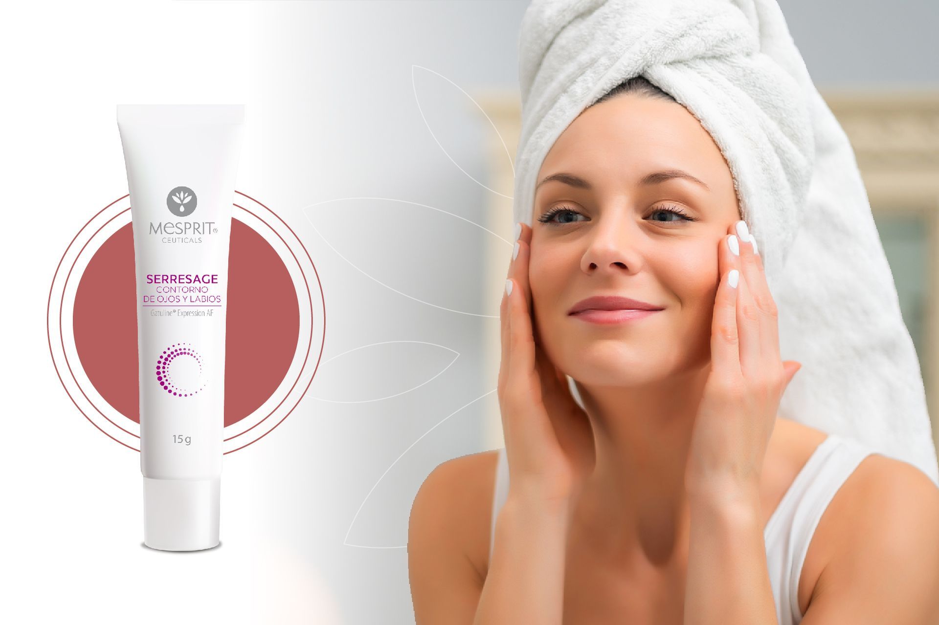 Una mujer con una toalla envuelta alrededor de su cabeza se está aplicando una crema en la cara.