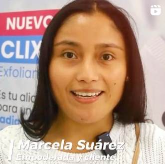 Una mujer sonríe frente a un cartel que dice nuevo clix