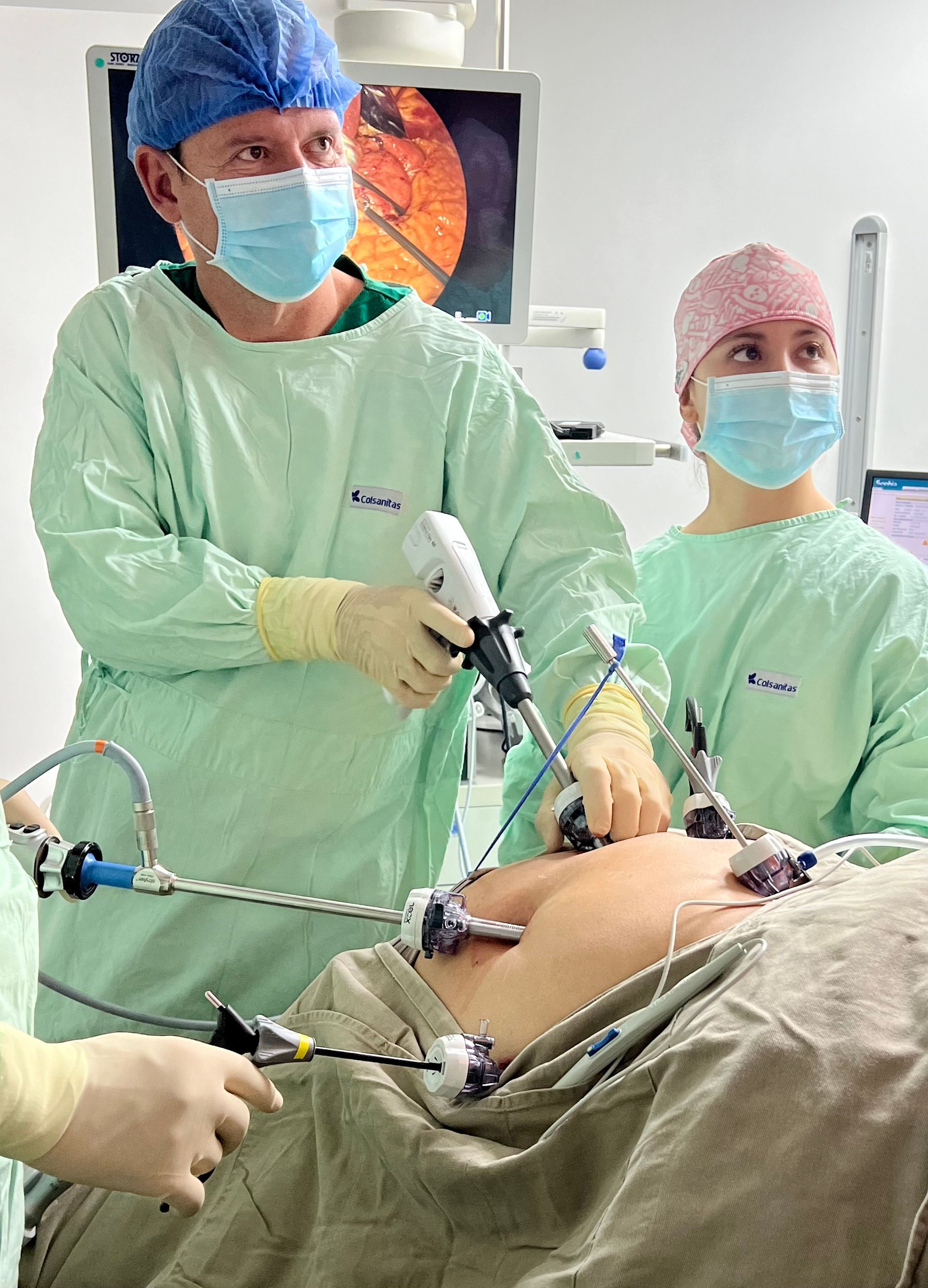 Un grupo de cirujanos están operando a un paciente en un quirófano.