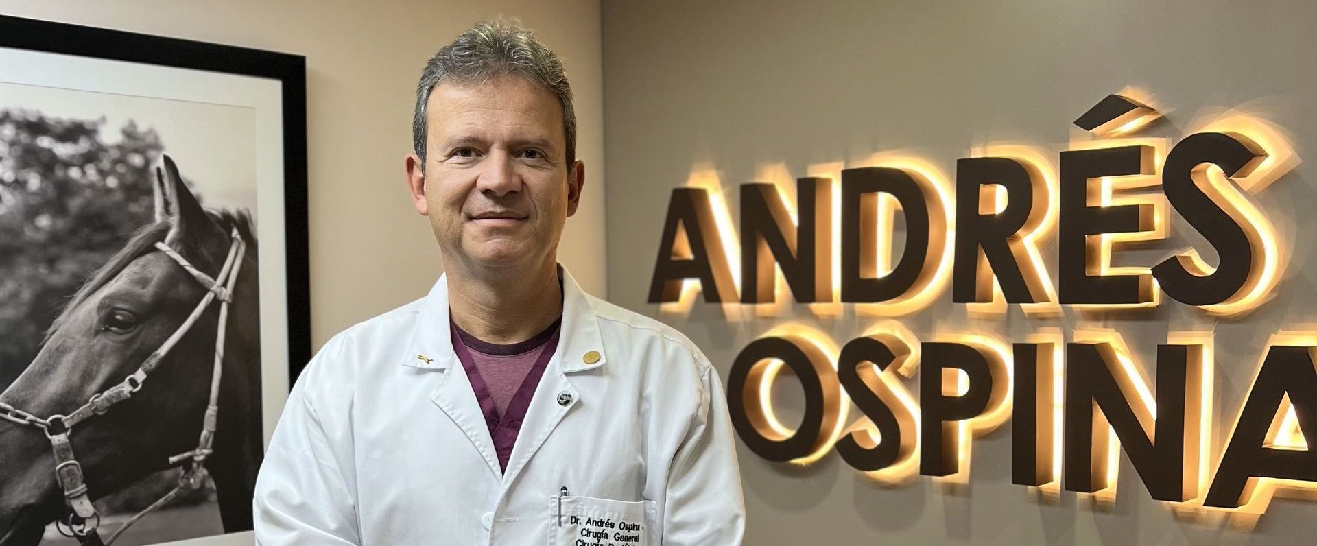 Dr. ANDRÉS OSPINA en su consultorio