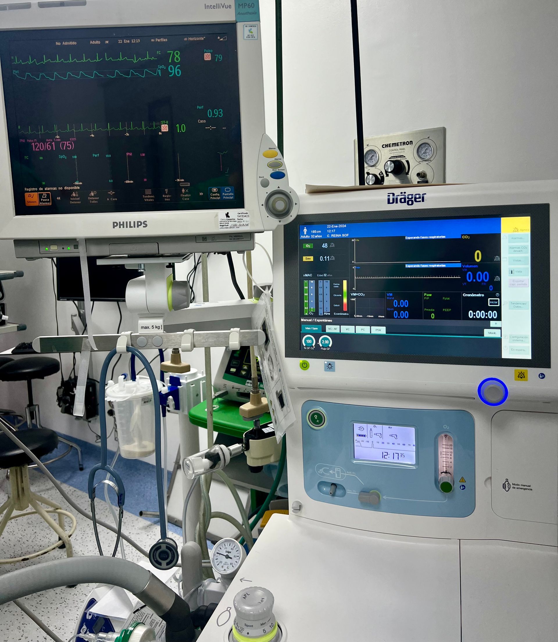 Una habitación de hospital con un monitor que dice Philips.