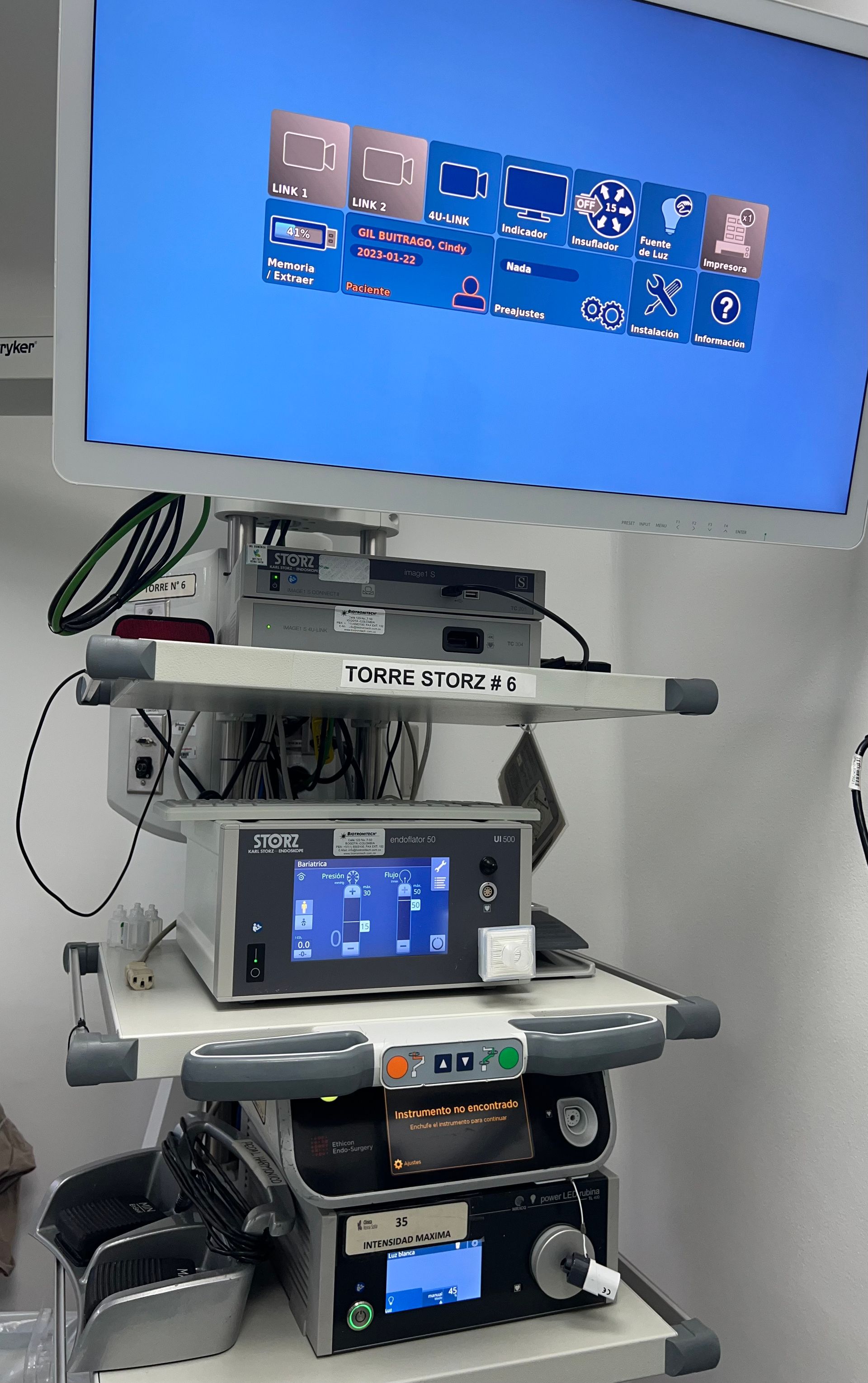 Hay un dispositivo médico encima de una mesa con un monitor encima.