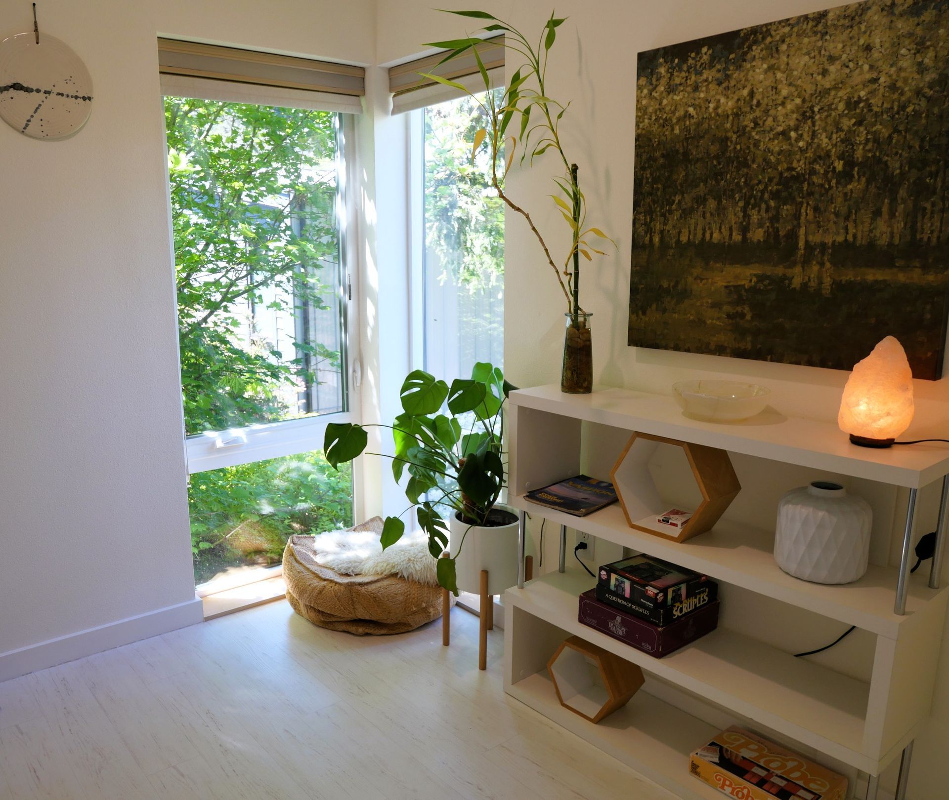 Interior of Courtyard King Lodge featuring the nook detail.