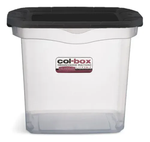 Contenedor de almacenamiento de plástico transparente con tapa negra y etiqueta blanca en la parte frontal.
