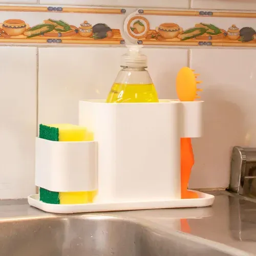 Cesta blanca con botella de jabón y esponja en una bandeja, con asas laterales.