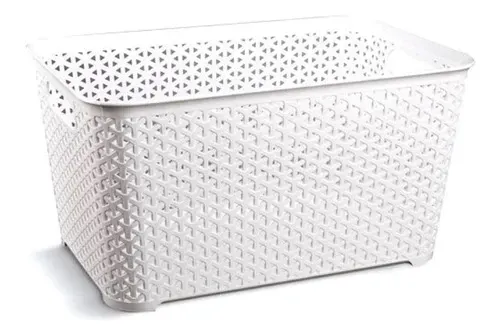 Cesta de almacenamiento de plástico blanco perforado con asas.