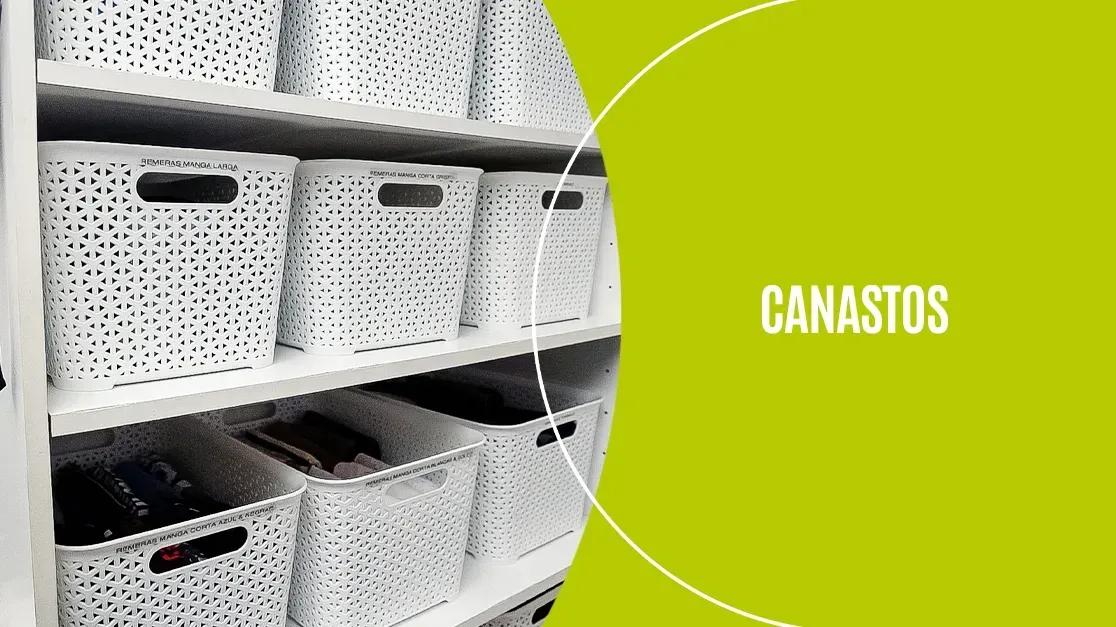 Cestas de almacenamiento blancas en estantes, con el texto “CANASTOS” sobre un fondo verde lima.