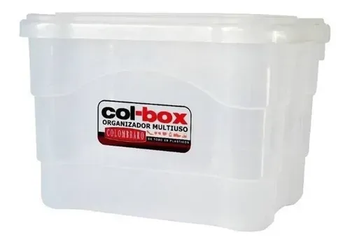 Caja de almacenamiento de plástico transparente con una etiqueta roja y negra en la parte frontal.