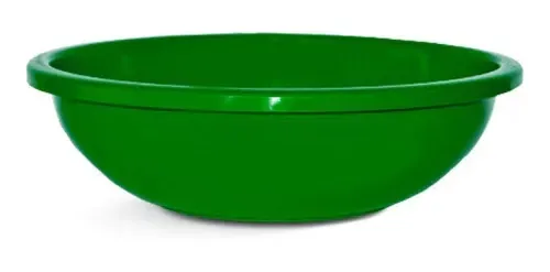 Bol de plástico verde para mezclar sobre fondo blanco