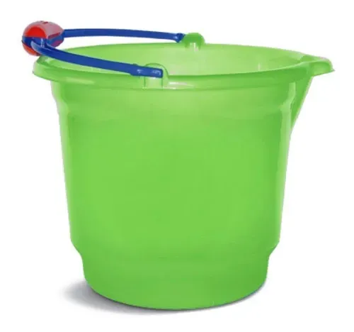 Cubo de plástico verde brillante con asa azul y empuñadura de bola roja sobre fondo blanco.