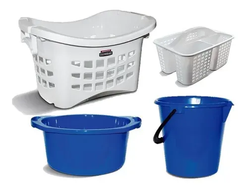 Cestas y cubos de plástico surtidos, blancos y azules, sobre un fondo liso.