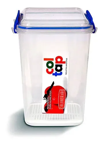 Recipiente de almacenamiento de plástico transparente con tapa azul y una pequeña etiqueta roja en el interior.