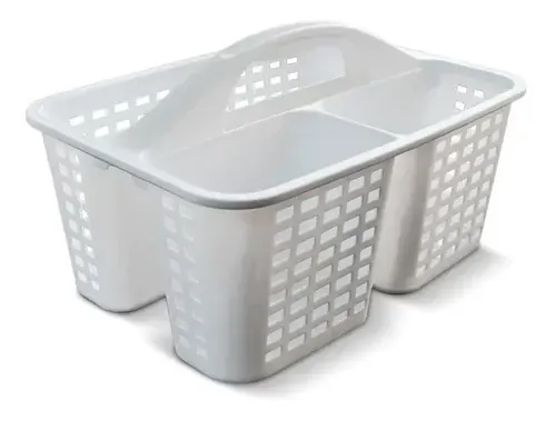 Cesta de plástico blanco para productos de limpieza que contiene botellas de spray, detergente y esponjas variadas sobre un fondo blanco.