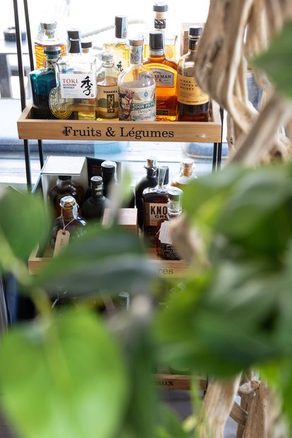 Bottiglie di liquore su uno scaffale di legno con l'etichetta
