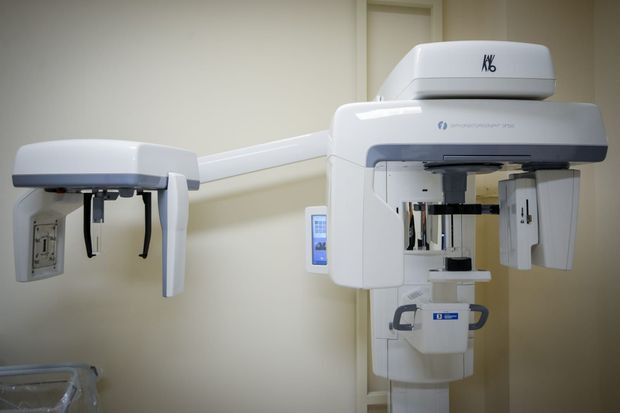 In uno studio dentistico è presente una macchina per raggi X.
