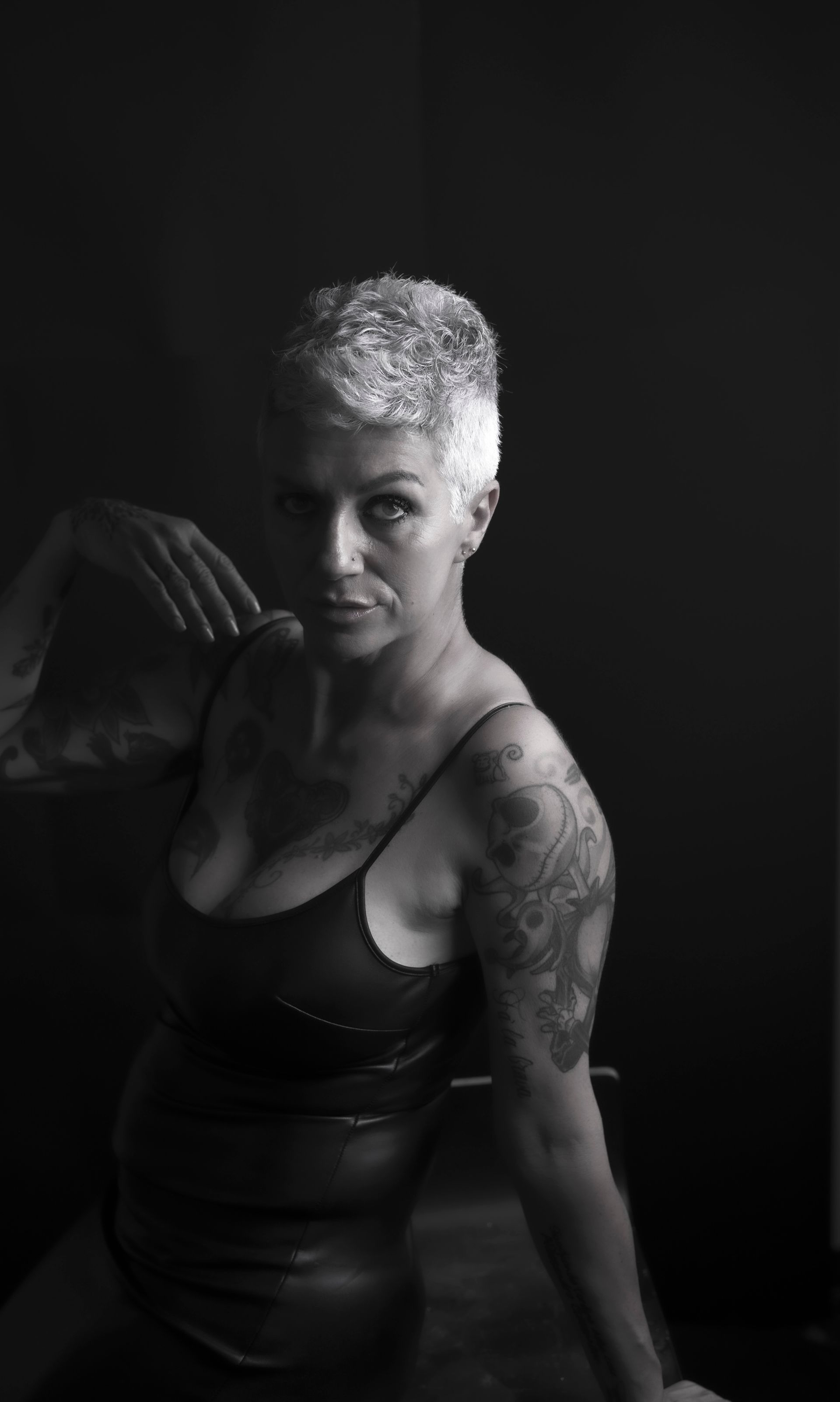 Donna in rinascita personale: ritratto empowerment femminile a Firenze, sguardo consapevole e potente