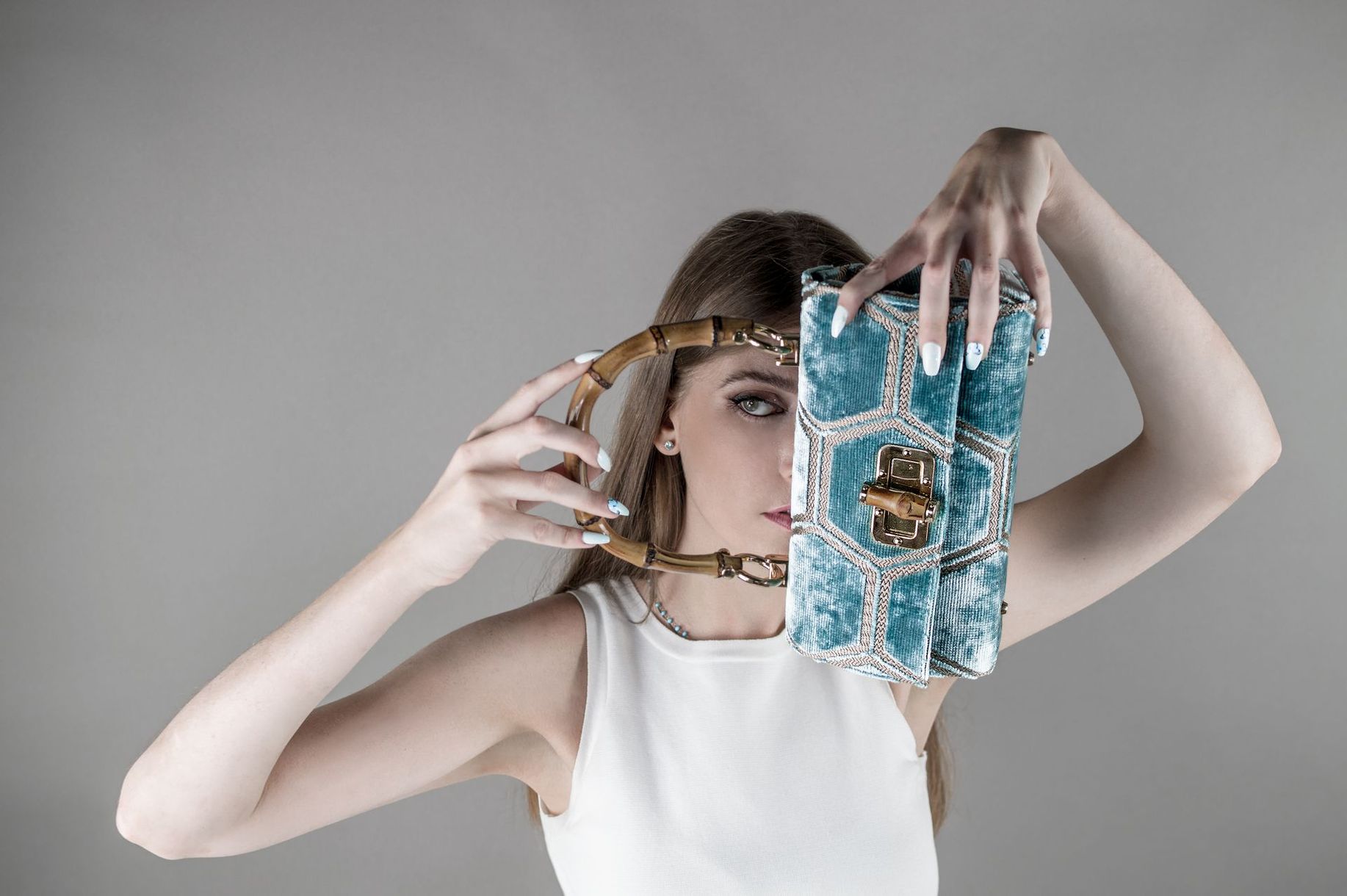Shooting borse artigianali Toscana, immagini professionali per comunicazione visiva brand sostenibile