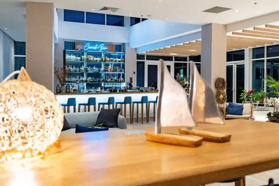 Bar de Hotel Aquamare San Andrés, plan gastronómico para complementar tu ruta de restaurantes en San Andrés.