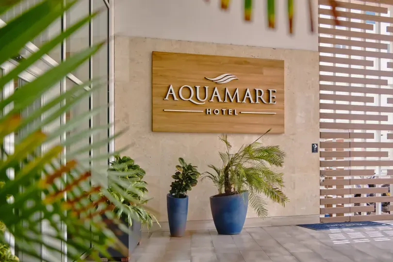 Fachada de Hotel Aquamare San Andrés, alternativa de hospedaje para pareja, familia y amigos en la isla.