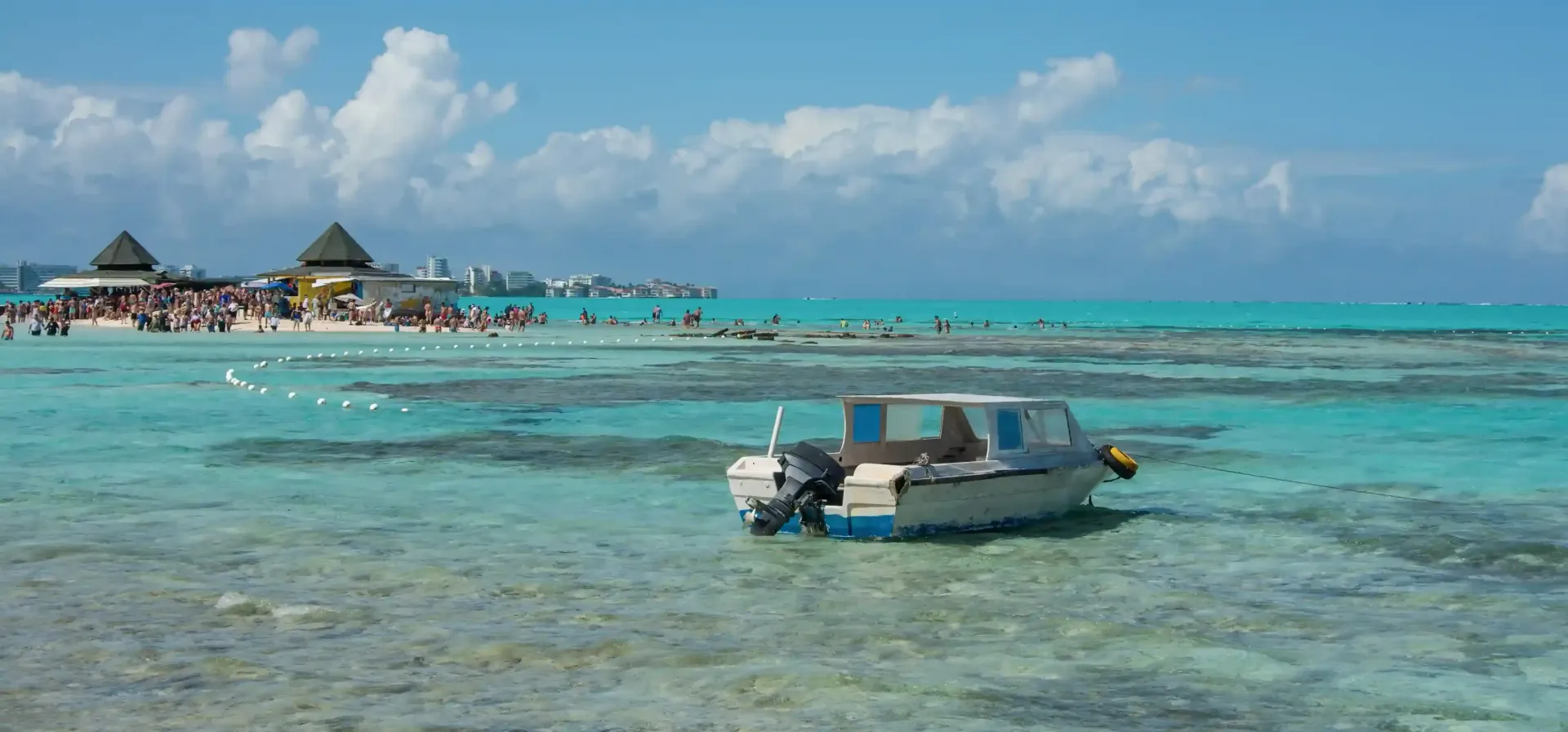 Comedor de Varka en Aquamare: restaurante en San Andrés con ambiente moderno para desayunos y cenas tranquilas.