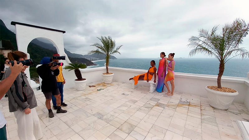 A equipe da Story Productions filma com modelos da Baobab