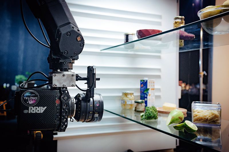 Uma câmera filma em um cenário especial