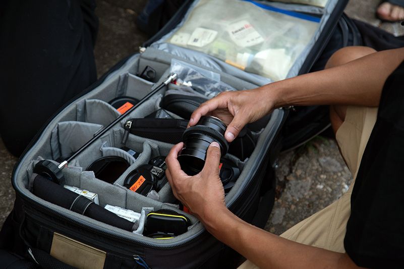 Um membro da equipe da Story Productions organiza o equipamento