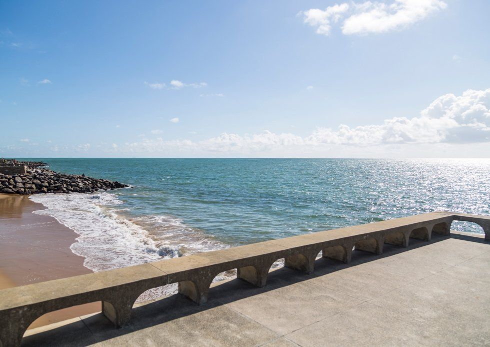 Un jetée concret devant une plage