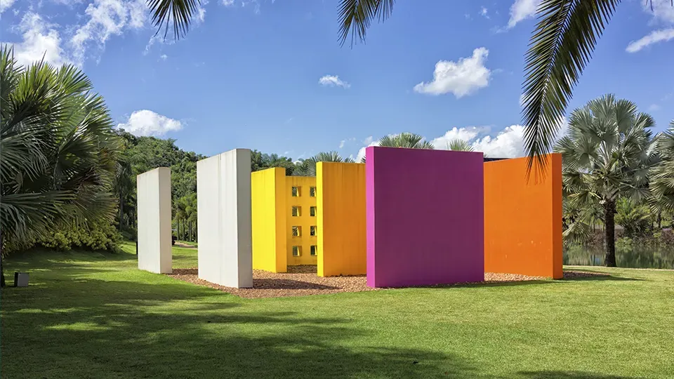 Colorido monumento en Inhotim