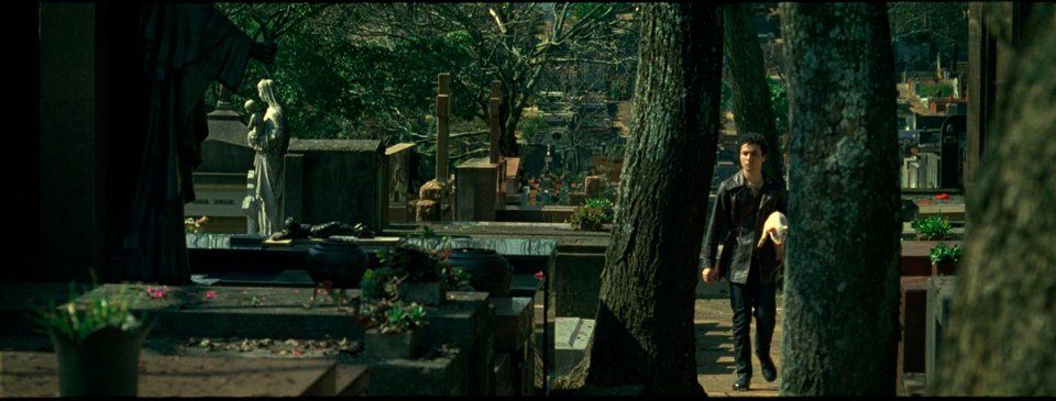 „Pinball“ wurde in São Paulo gedreht A man is walking through a cemetery surrounded by trees.