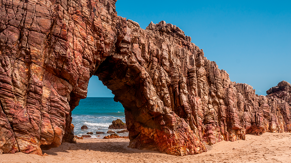 Pedra Furada en Ceará There is a large rock formation on the beach that looks like a cave.
