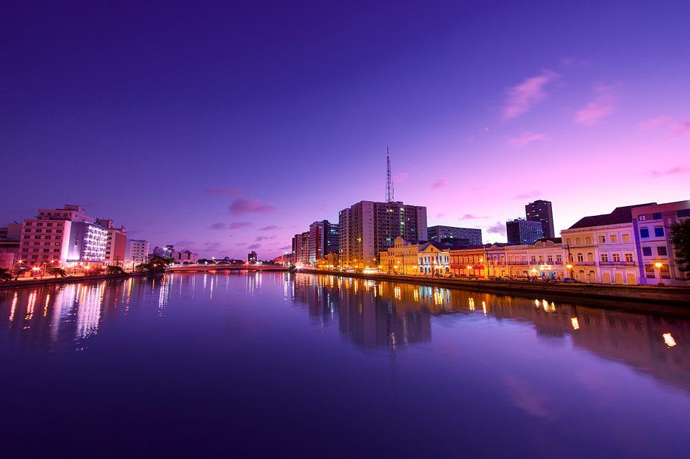 Un paysage de la ville moderne est en bas de la rivière