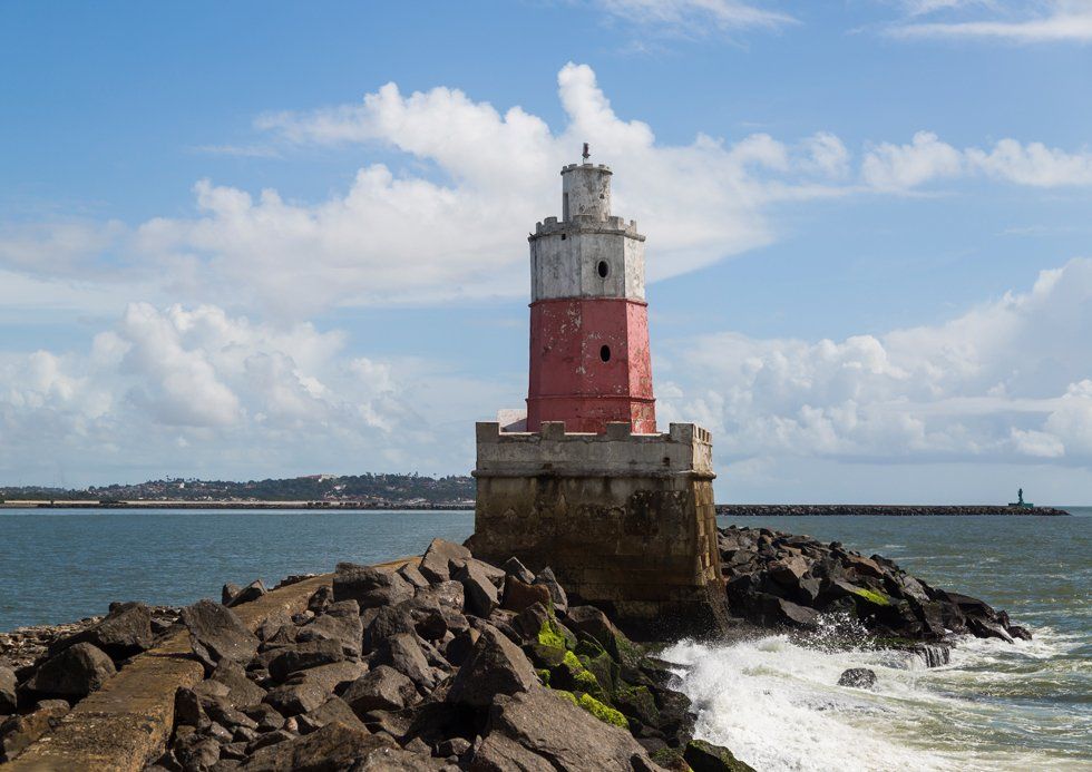 Un phare de phare au bout d'une route rocheuse