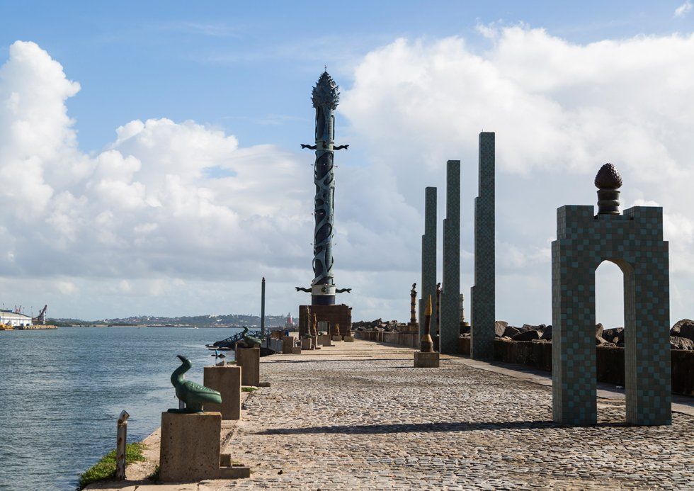 Un obélisque à la fin d'une jetée