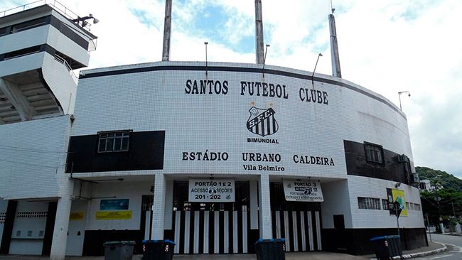 Santos futebol clube is written on the side of a building