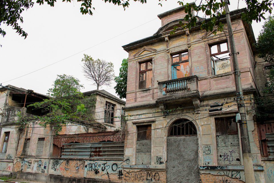 An old abandoned building with graffiti on the side of it.